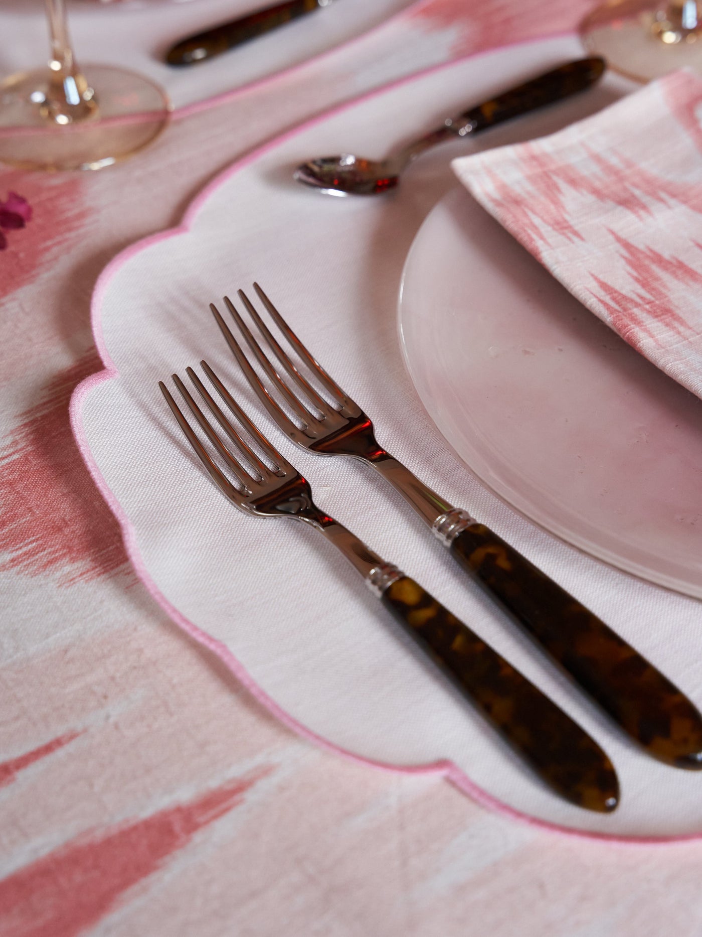  Tortoise Five-Piece Cutlery Set by Sabre Waxed Linen Italian Embroidered Edge Pink Placemat Caju Collective Pink Glass Plate 